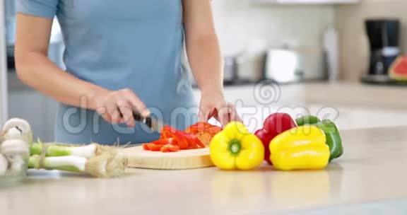 女人在砧板上准备蔬菜视频的预览图