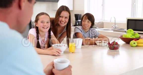 幸福的家庭一起吃早餐视频的预览图