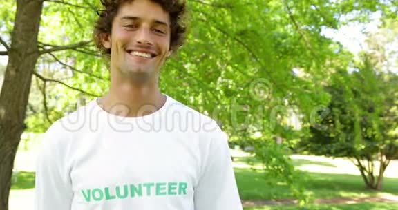 英俊的志愿者对着镜头微笑视频的预览图