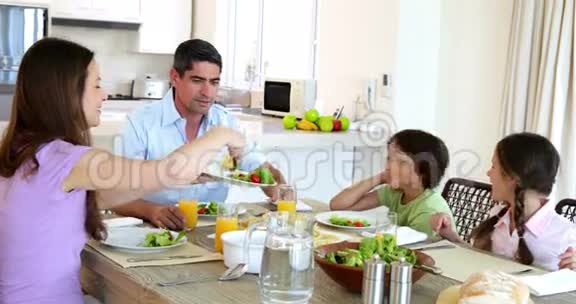 快乐的一家人一起吃晚饭视频的预览图
