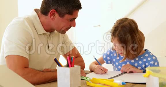 父亲和女儿一起画画视频的预览图