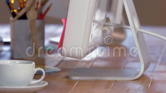 使用电脑的休闲女商人的手视频的预览图