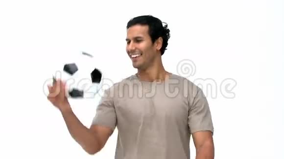 快乐的人玩足球视频的预览图