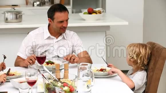 一家人一起在餐桌上吃饭视频的预览图
