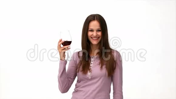 幸福的女人喝红酒视频的预览图