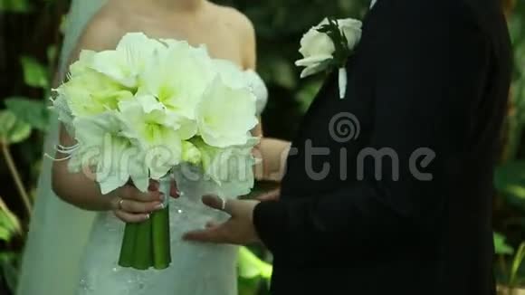 手里拿着漂亮的婚礼花束视频的预览图