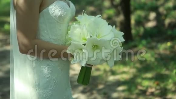 手里拿着漂亮的婚礼花束视频的预览图