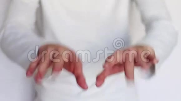 男人用手做手势和手势视频的预览图