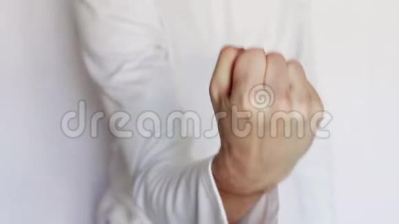 男人用手做手势和手势视频的预览图