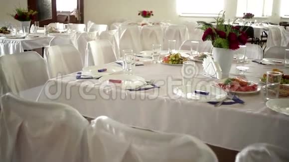 餐厅内装饰精美的婚礼桌视频的预览图