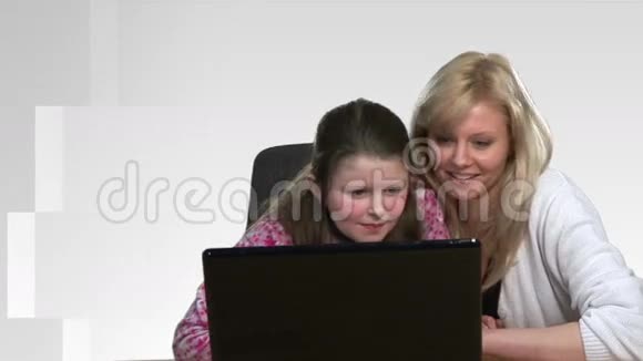 妈妈在电脑上帮助孩子视频的预览图