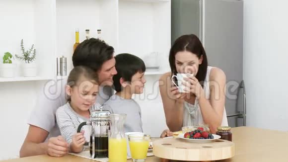 快乐的一家人吃早餐视频的预览图