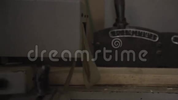 制造家具的木工机械视频的预览图