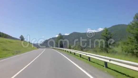 乘车前往阿尔泰的ChuyskyTrakt视频的预览图