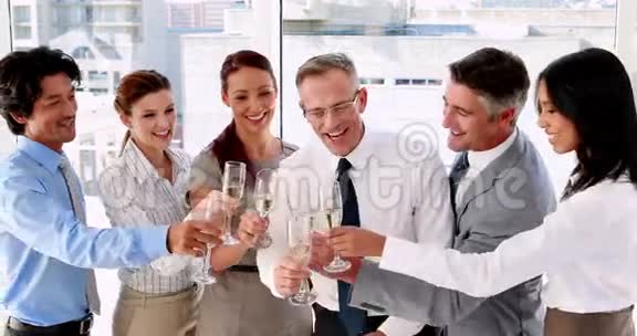商业团队用香槟庆祝视频的预览图