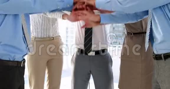 商业团队把他们的手放在一起视频的预览图