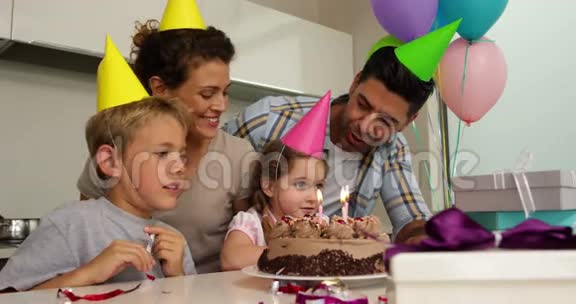 家人一起庆祝生日视频的预览图