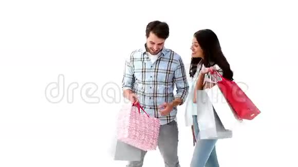 有魅力的年轻夫妇拿着购物袋视频的预览图