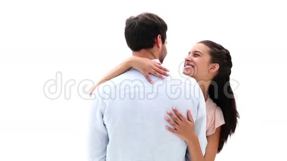 可爱的年轻夫妇在镜头前拥抱和微笑视频的预览图