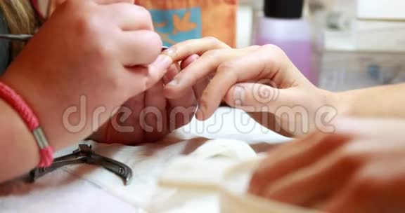 指甲技师给顾客修指甲视频的预览图