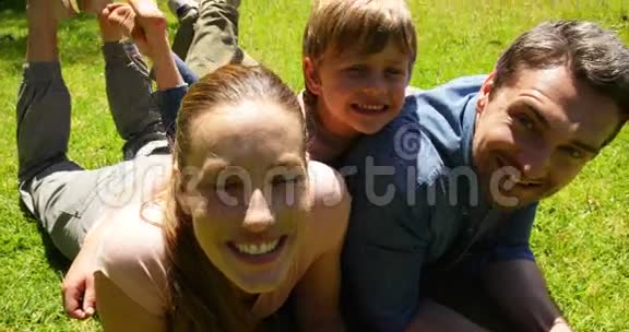 小男孩和父母在公园里微笑视频的预览图