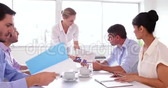 商务团队一起坐在餐桌旁视频的预览图