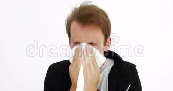 生病的年轻人吹鼻子视频的预览图