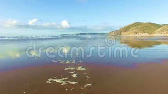 从葡萄牙的淡水河谷起飞视频的预览图