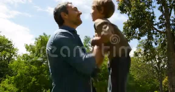 爸爸和儿子一起在公园玩视频的预览图