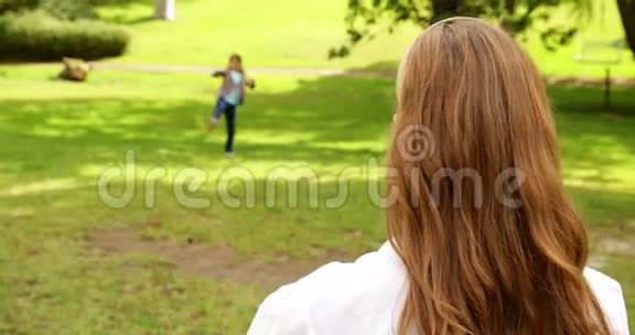 快乐的母女俩一起在公园玩耍视频的预览图