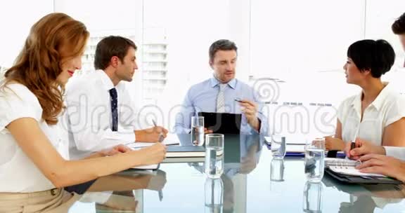 商务人员在会议期间一起工作视频的预览图