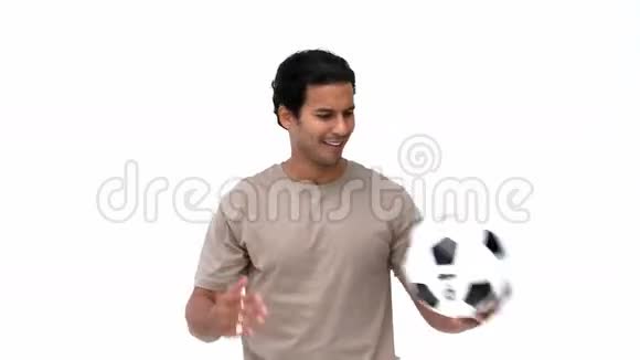 微笑的男人玩足球视频的预览图