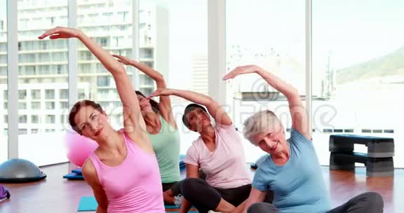 微笑的女人在健身室做瑜伽视频的预览图