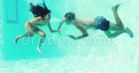 快乐的一对情侣一起跳泳池视频的预览图