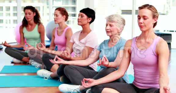 健身工作室做瑜伽的女性群体视频的预览图