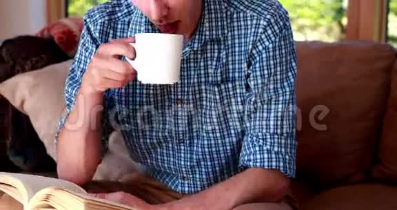 英俊的年轻人放松喝咖啡视频的预览图