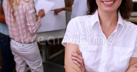 会议期间一位偶然的女商人在镜头前微笑视频的预览图