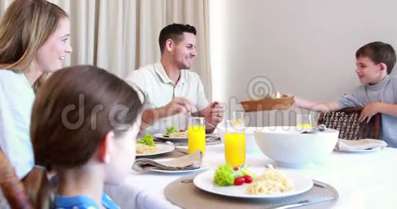 在餐桌上快乐的年轻家庭视频的预览图