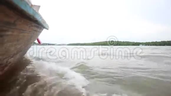船浮在红树林的河上视频的预览图