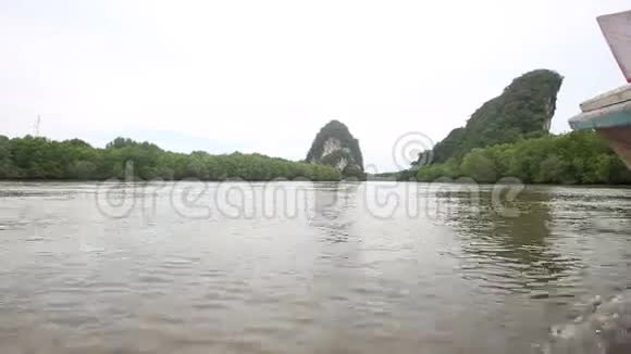 船浮在红树林的河上视频的预览图