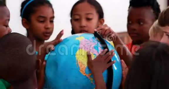 在教室里看地球的学生视频的预览图