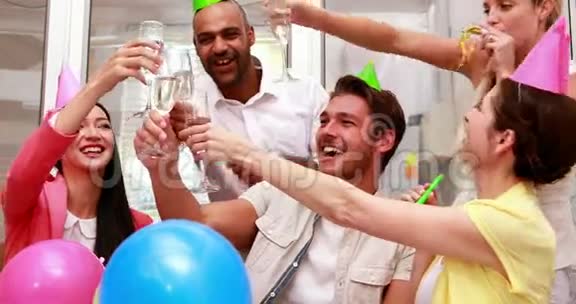 休闲商务团队用香槟庆祝视频的预览图