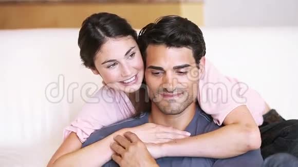 年轻的女人拥抱她的男朋友视频的预览图