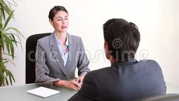 商务人士坐在办公桌前聊天视频的预览图