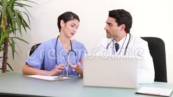 医生和笔记本一起工作视频的预览图