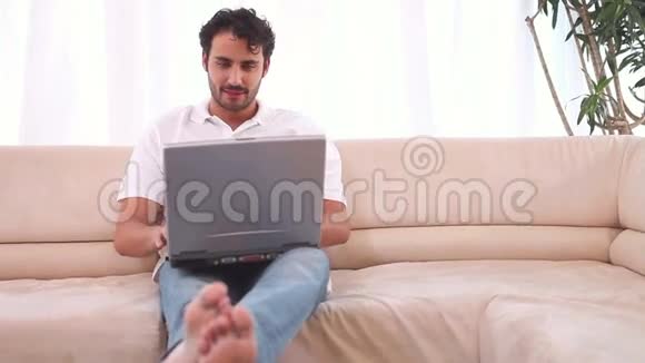 放松的人用他的笔记本电脑工作视频的预览图