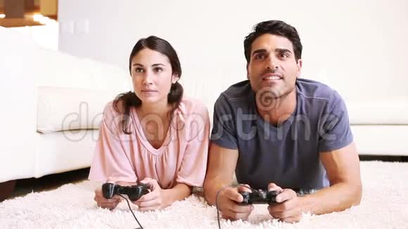 一对年轻夫妇在玩电子游戏视频的预览图