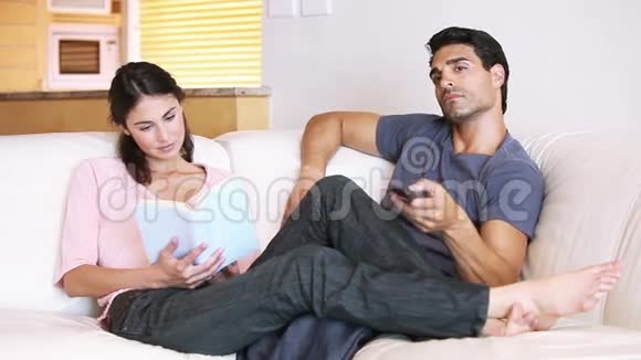 年轻夫妇坐在沙发上视频的预览图