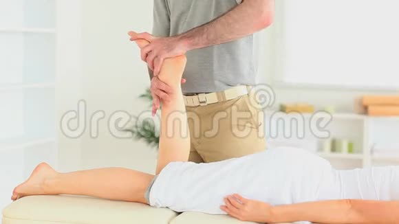 脊椎指压牵引器伸展一个女人的腿视频的预览图
