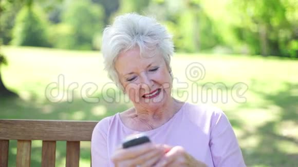 退休妇女使用手机视频的预览图